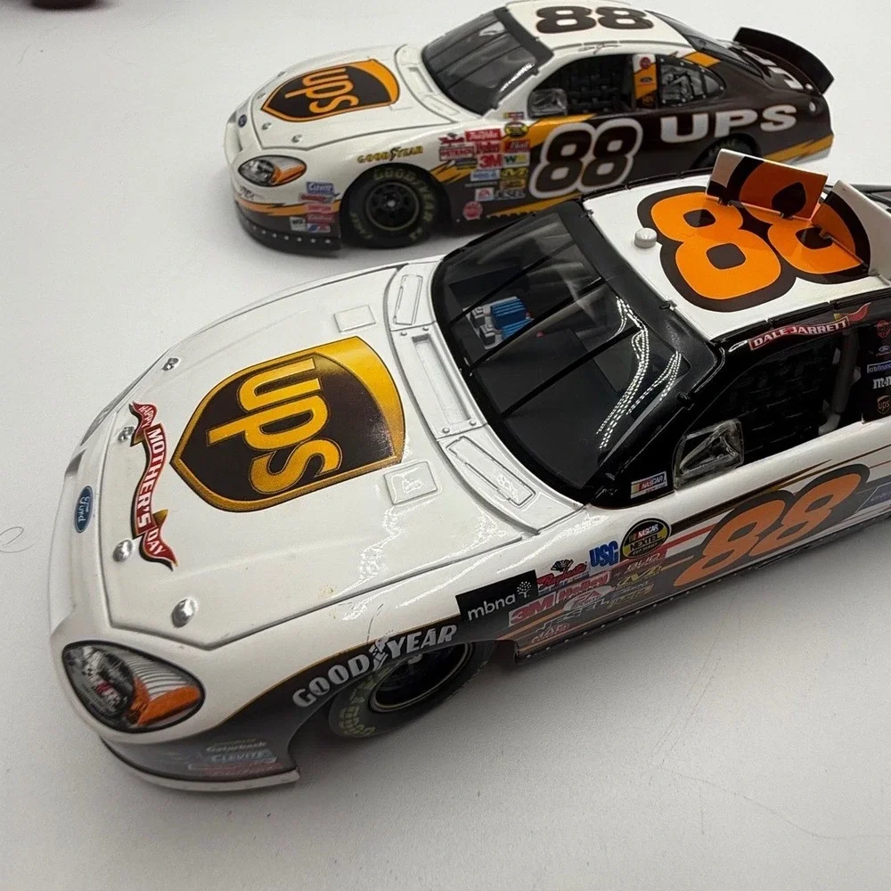 Dale Jarrett 88 UPS Ford Taurus 1:24 Diecast Set 2004‎ Mother's Day & Nextel Cup